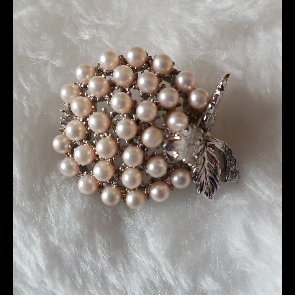 ORA Pearl and Rhinestone Brooch - Picture 2 of 7